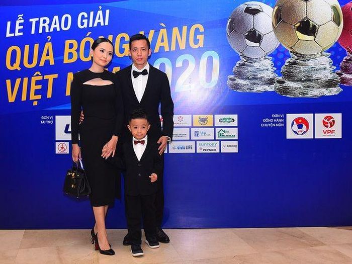 Văn Quyết dự lễ trao giải quả bóng vàng với những người thân thương nhất.
