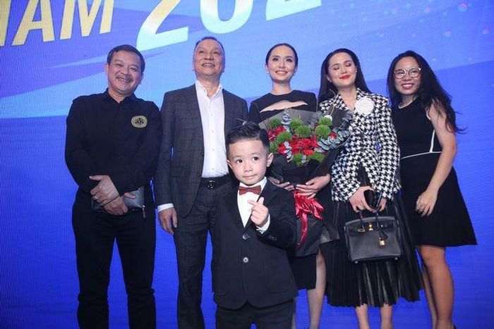 Gia đình tân quả bóng vàng Việt Nam năm 2020, có mặt tại TP. Hồ Chí Minh để chia vui cùng Nguyễn Văn Quyết.