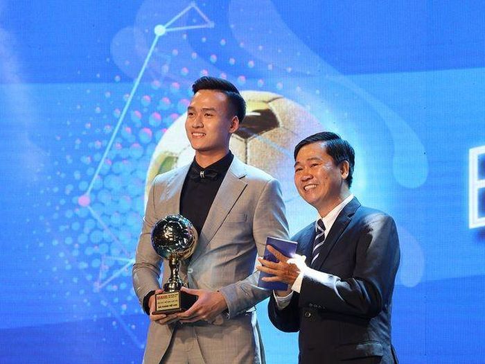 Cầu thủ trẻ nam xuất sắc nhất thuộc về Việt Anh (CLB Hà Nội).