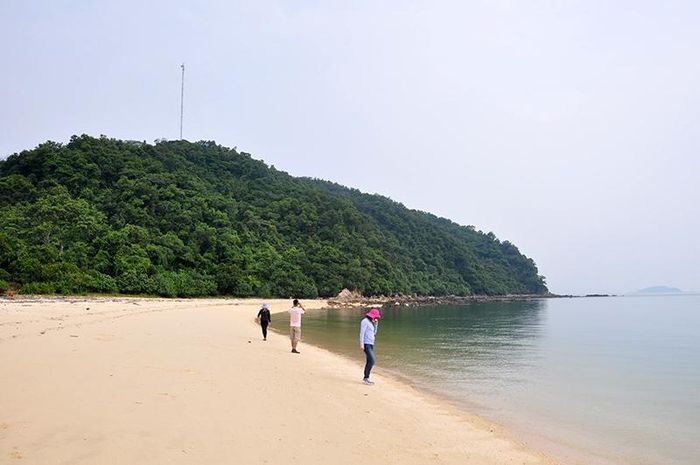 Bãi tắm trên đảo trải dài theo hình cánh cung với bãi cát trắng mịn rất thích hợp cho các hoạt động tắm biển,vui chơi (Nguồn ảnh:baoquangninh)