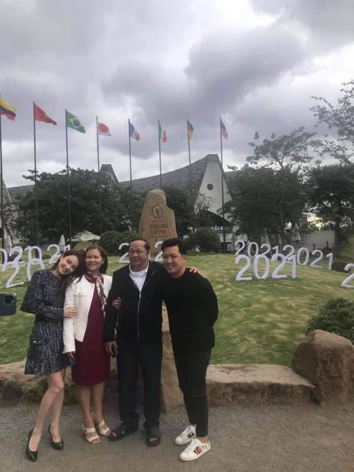 Bố ruột Nhã Phương đăng ảnh chụp cùng con rể Trường Giang, cử chỉ thân mật cho thấy mối quan hệ tốt đẹp của cả hai.