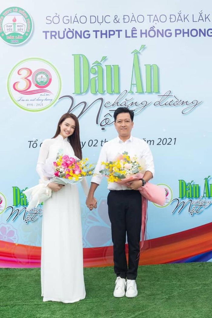 Trường Giang cùng Nhã Phương tham dự lễ Sơ kết tại trường THPT Lê Hồng Phong thuộc xã Ea Phê, huyện Krông Pắk, tỉnh Đắk Lắk.