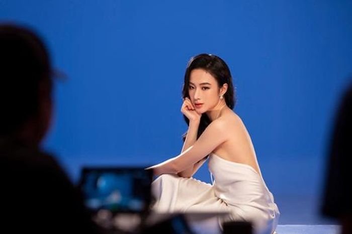 Angela Phương Trinh diện váy cổ yếm màu trắng khoe lưng trần và đường cong cơ thể.