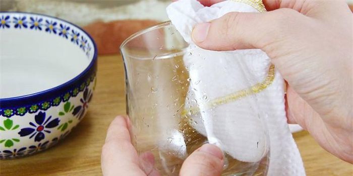 Cho giấm vào bên trong lòng cốc và tráng qua. Sau vài phút, axit trong giấm sẽ làm cách vết bẩn mềm ra và dễ dàng cọ rửa.