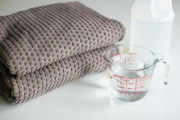 Áo len bị xơ cứng,bạn chỉ cần ngâm chúng vào nước có pha một chút giấm, những sợi len trở nên mềm mại như mới.