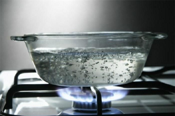 Hãy đổ một ít giấm và nước vào xoong rồi đặt lên bếp đun liu riu. Hơi nứa tỏa ra sẽ khử sạch mùi thức ăn khó chịu trong phòng.