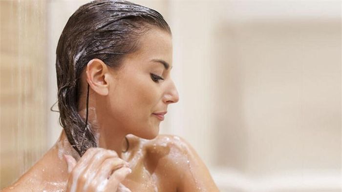 Sau khi gội dầu bằng dầu gội bạn hãy xả tóc bằng giấm (tốt nhất là nên dùng giấm táo). Cuối cùng xả lại bằng nước lạnh. Bạn sẽ có mái tóc suôn mượt, bồng bềnh.
