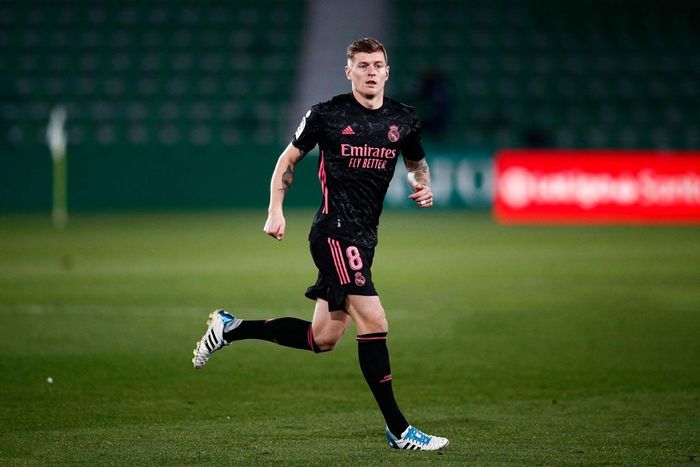 Tiền vệ trung tâm: Toni Kroos (Real Madrid, 31 tuổi, định giá chuyển nhượng: 50 triệu euro).