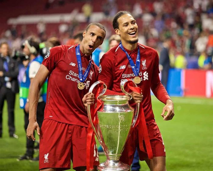  Alaba chỉ cao 1,8 m, quá thấp bé so với các trung vệ khác của Liverpool như Van Dijk (1,93 m), Joel Matip (1,95 m) và cả Joe Gomez (1,88 m). 