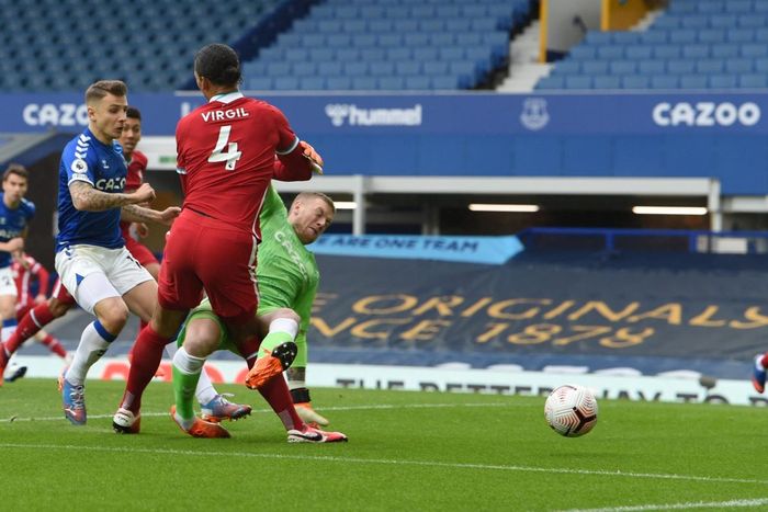  Hiện tại, chiêu mộ trung vệ là nhiệm vụ quan trọng với Liverpool. Van Dijk bị đứt dây chằng, phải nghỉ hết mùa sau pha va chạm với Jordan Pickford. Gomez và Matip cũng hay dính các chấn thương nhỏ, khiến HLV Juergen Klopp phải kéo tiền vệ mỏ neo Fabinho về đá trung vệ. 
