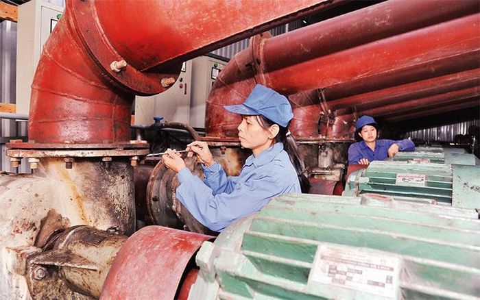 Công nhân trạm bơm Văn Giang (Hưng Yên) kiểm tra, bảo dưỡng thiết bị để tưới vụ đông xuân. Ảnh: LÂM THANH