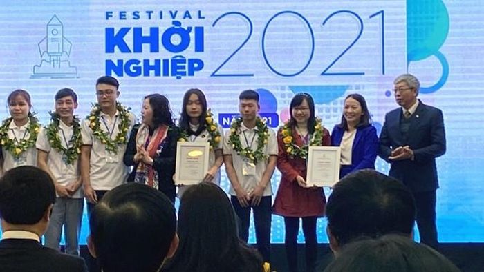Nhóm dự án được vinh danh tại Lễ trao giải tại Festival Khởi nghiệp 2021.