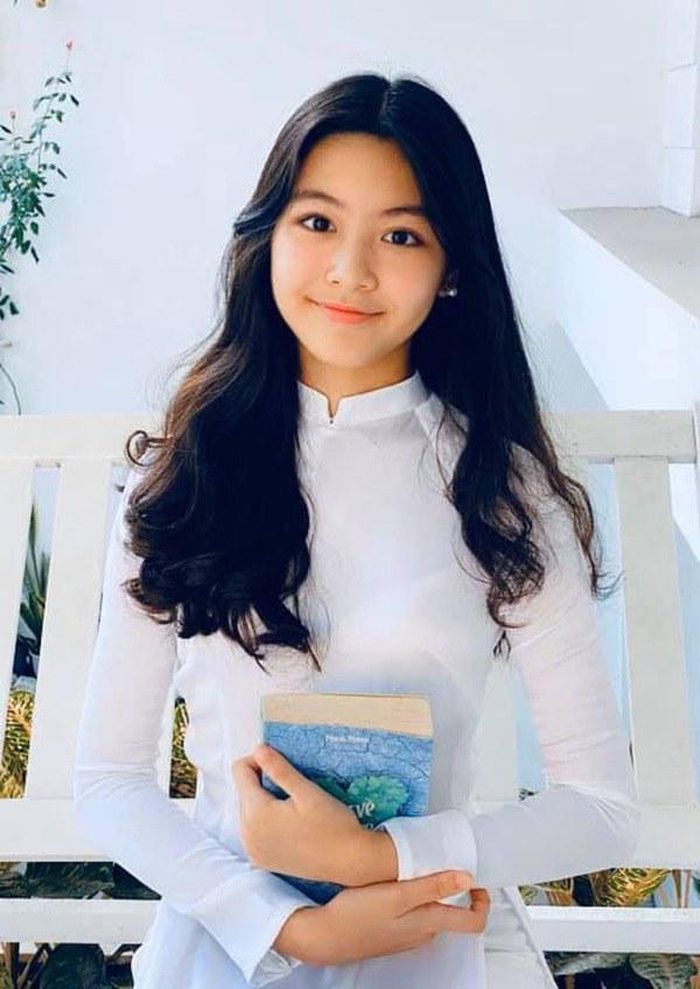 Con gái Quyền Linh được ví như bản sao Trương Bá Chi.
