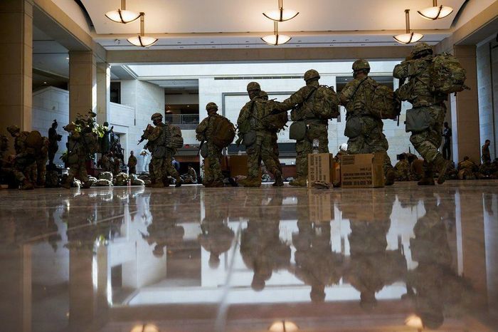  Các quan chức cho biết số lượng Vệ binh Quốc gia triển khai ở Washington, D.C. có thể tăng lên khi các quan chức đang xem xét các mối đe dọa khác. Thị trưởng Washington Muriel Bowser nói: "Chúng tôi đang ở vùng biển chưa được thăm dò". Ảnh: AP. 