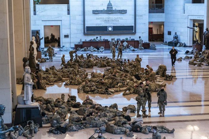  Các binh sĩ Vệ binh Quốc gia nằm nghỉ ngay trên sàn Điện Capitol sau quãng thời gian di chuyển đến Washington, D.C. bằng xe buýt. Thị trưởng Bowser đã yêu cầu kích hoạt chế độ Sự kiện an ninh quốc gia đặc biệt (NSSE) và bắt đầu phong tỏa khu trung tâm thủ đô. Ảnh: AP. 