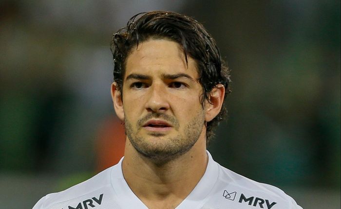 Trong danh sách cầu thủ nổi tiếng phải chịu cảnh thất nghiệp của Transfermarkt, Alexandre Pato có tên. Cựu tuyển thủ Brazil đã góp mặt ở đó gần nửa năm. Tháng 8/2020, Pato kết thúc hợp đồng với Sao Paulo. Anh khao khát có bến đỗ mới cho sự nghiệp, nhưng gặp khó khăn vì phong độ trượt dốc và cơ thể chịu nhiều chấn thương nặng.
