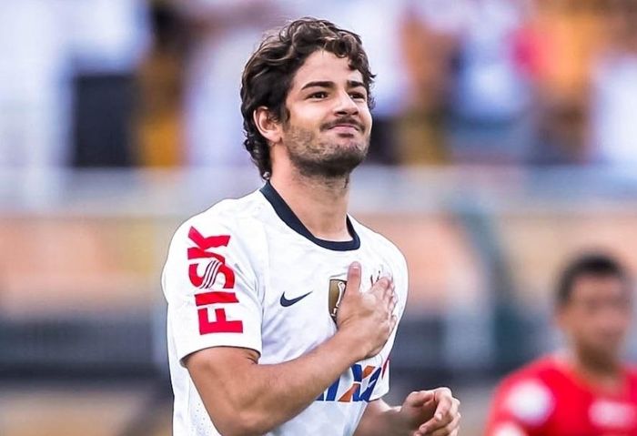 Tháng 1/2013, Pato gia nhập Corinthians ở giải VĐQG Brazil. Sau một năm, anh chuyển đến Sao Paulo. tại giải VĐQG Brazil 2015, Pato ra sân 59 trận và ghi 26 bàn. Cựu sao Milan có dấu hiệu "hồi sinh" khi thi đấu ở môi trường ít cạnh tranh và nhận sự ủng hộ từ CĐV quê nhà.