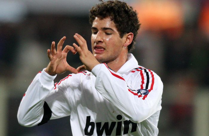 Quãng thời gian đẹp nhất sự nghiệp của Pato đã ở lại Milan. Năm 2007, Milan chi 24 triệu euro để chiêu mộ Pato. Đây là con số khổng lồ cho cầu thủ 18 tuổi. Mùa đầu tiên tại Italy, Pato chơi 20 trận và ghi 9 bàn. Giới chuyên môn đánh giá anh là chân sút tuổi teen triển vọng bậc nhất thế giới.