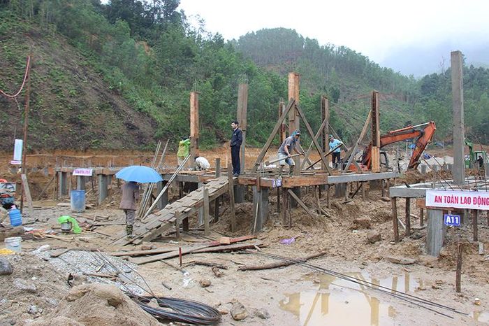 Công nhân miệt mài làm việc, sớm hoàn thành nhà cho bà con Trà Leng. 