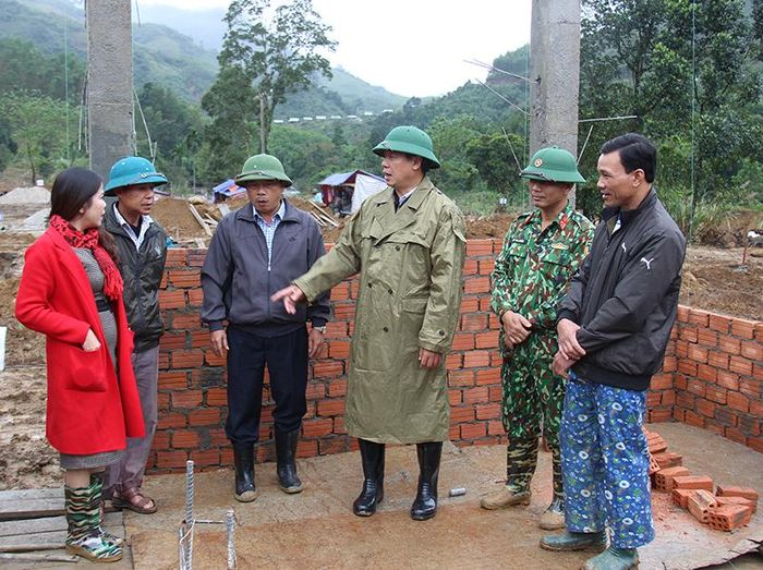 Ông Hồ Quang Bửu – Phó Chủ tịch UBND tỉnh Quảng Nam kiểm tra tiến độ xây dựng khu tái định cư cho bà con Trà Leng. 