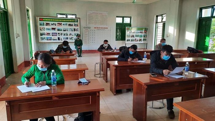 Các đối tượng đang viết tường trình.
