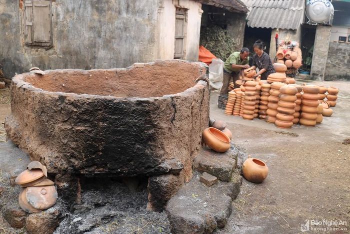 Thời gian gần đây, người dân làng nồi đã "phát minh" ra cách nấu nồi mới, xây lò giữ nhiệt. Lò nấu nồi đất được làm từ gạch, đất, thép, đá ong. Lò có dạng hình tam giác tù góc, mỗi cạnh dài từ 2 - 3 m, cao từ 0,6 - 0,8m, mỗi góc có 1 cửa để đốt lửa. Ảnh: Huy Thư