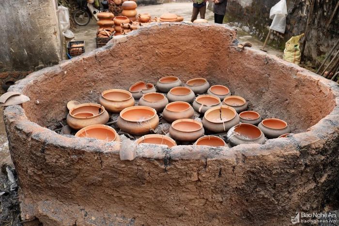 Thành lò được xây bằng đá ong, gạch và bùn đất, phía dưới gác dàn thanh thép để đỡ nồi. Nguyên liệu xây lò dễ tìm, sẵn có, do đó xây 1 cái lò như thế này, kinh phí tốn kém không đáng kể. Ảnh: Huy Thư