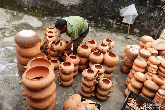 Theo bà Nguyễn Thị Kháng - một phụ nữ "mát tay" trong việc đốt nồi ở Trù Sơn chia sẻ: Từ ngày đốt lò "kiểu mới", sản phẩm nồi ra lò của gia đình bà luôn đảm bảo chất lượng, chín đều, màu đẹp, được khách hàng ưa chuộng. Ảnh: Huy Thư