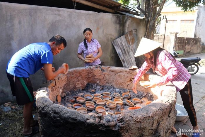 Ông Nguyễn Đình Thoan - một người dân có kinh nghiệm trong việc đốt nồi đất ở xóm 6, xã Trù Sơn cho biết: Bên cạnh những ưu điểm, lò xây có hạn chế là thành lò dày, sắp được ít nồi hơn "lò trần". Ảnh: Huy Thư