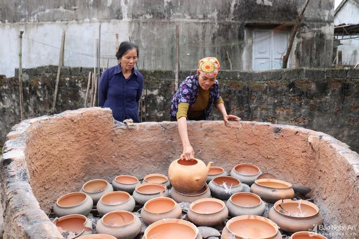Hiện ở các xóm làm nghề nồi đất ở Trù Sơn nhiều hộ gia đình đã xây lò "kiểu mới" để nấu nồi. Việc xây lò nấu nồi là một nét mới trong kỹ thuật sản xuất ở làng nồi. Nhận thấy có nhiều ưu điểm, các hộ làm nồi đã đến học hỏi, tham khảo kinh nghiệm kỹ thuật xây lò đốt "kiểu mới" của một số hộ tiên phong. Ảnh: Huy Thư