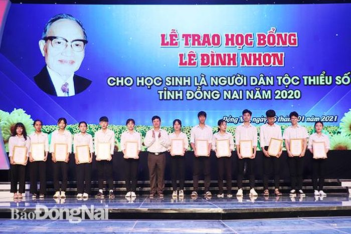 Ông Vũ Đình Trung, Phó chủ tịch UBMTTQVN tỉnh trao học bổng cho học sinh