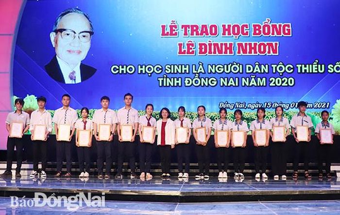 Đại diện gia đình đồng chí Lê Đình Nhơn trao học bổng cho học sinh