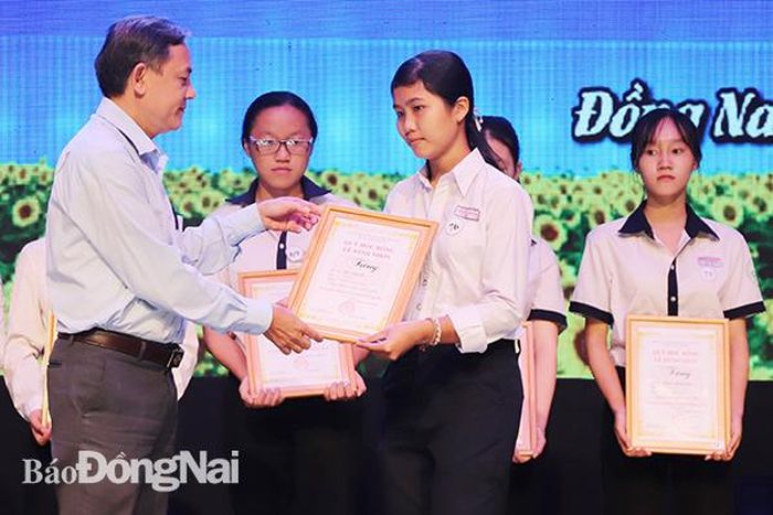 Ông Phạm Tấn Linh, Phó Trưởng ban Tuyên giáo Tỉnh ủy trao học bổng cho học sinh