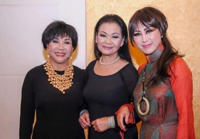 Từ trái qua: Lệ Thu - Khánh Ly - Lê Uyên (Phương) trong đêm nhạc tại Hà Nội năm 2016