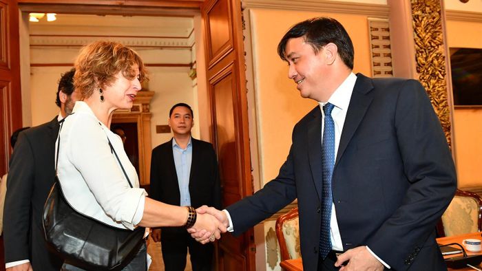 Phó Chủ tịch UBND TPHCM Lê Hòa Bình tiếp Đại sứ Hà Lan Elizabeth Akkerman. Ảnh: VIỆT DŨNG