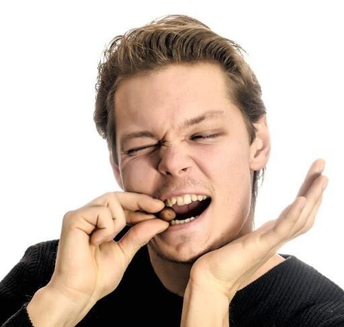Đồ ăn cứng khiến cơn đau răng tồi tệ hơn