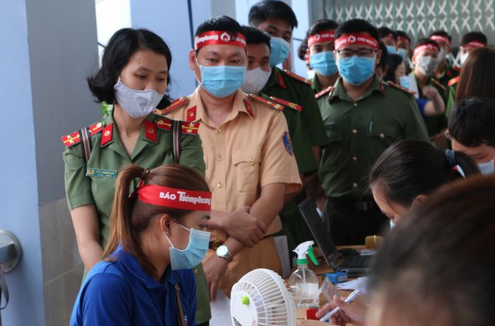 Nữ chiến sĩ công an tham gia hiến máu.