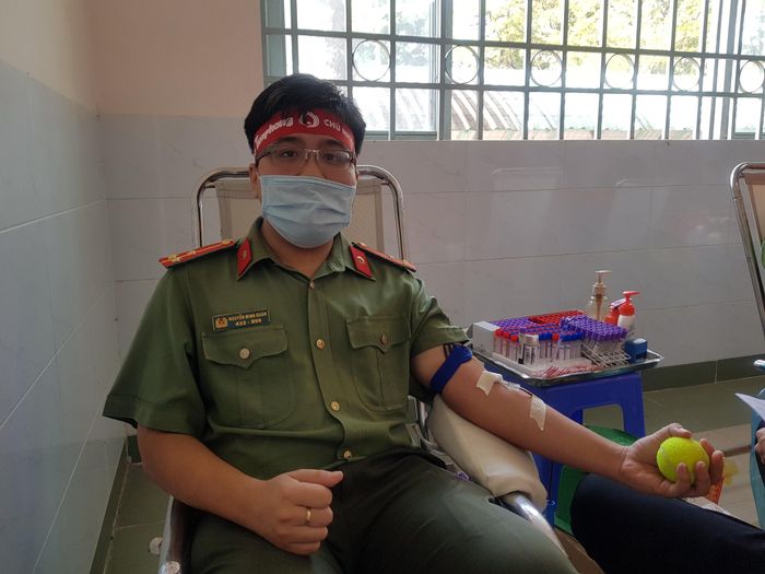 Thượng úy Nguyễn Minh Quân (Công an tỉnh Đồng Tháp) với 9 lần tham gia hiến máu tình nguyện.