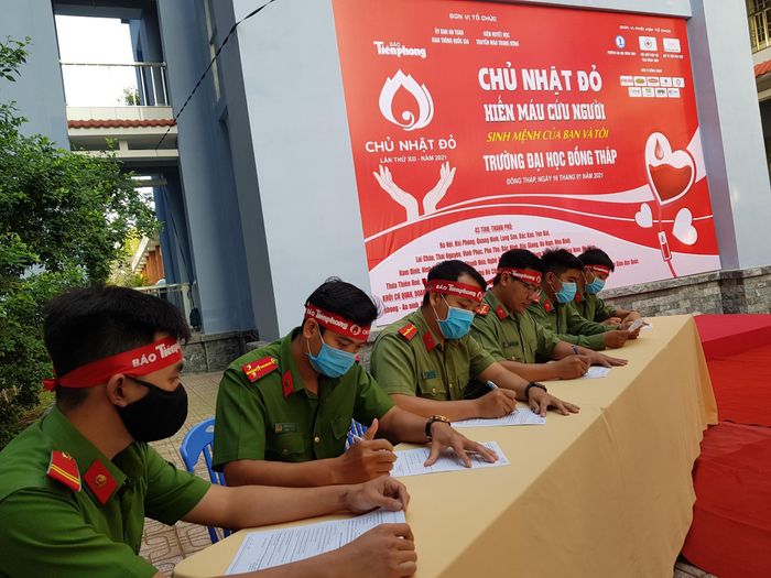 Các chiến sĩ công an tỉnh Đồng Tháp đăng kí tham gia hiến máu. 
