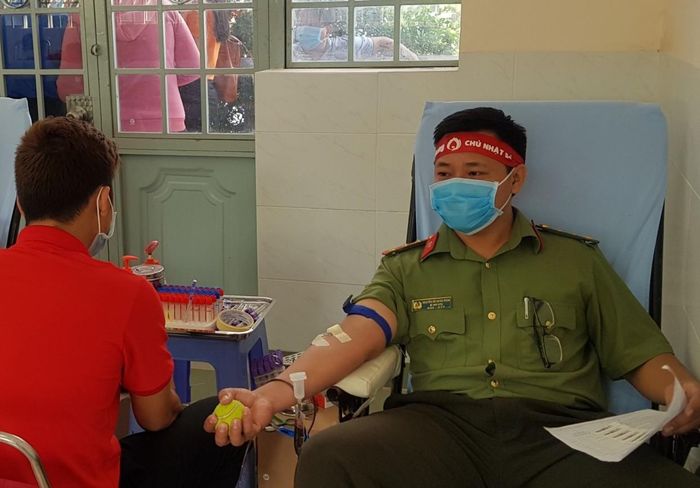 Đại úy Nguyễn Hồ Đăng Khoa – Bí thư đoàn thanh niên Công an tỉnh Đồng Tháp tham gia hiến máu. - Ảnh: N.H.