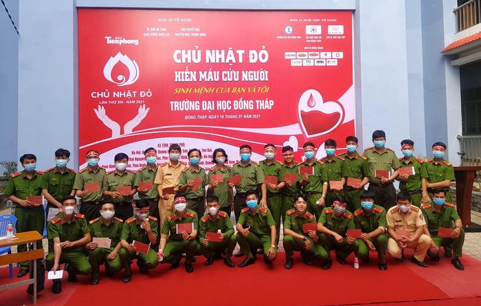 Lực lượng công an tỉnh Đồng Tháp tham gia Chủ nhật Đỏ.