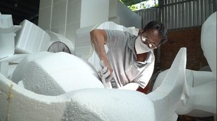  Việc dùng mút xốp dễ tạo hình cho linh vật và vận chuyển nhẹ hơn các chất liệu khác. (Ảnh: Nguyễn Huỳnh)