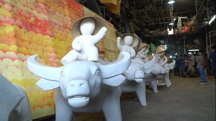  Những chú trâu chào xuân Tân Sửu đang từng bước được hoàn thành. (Ảnh: Nguyễn Huỳnh)