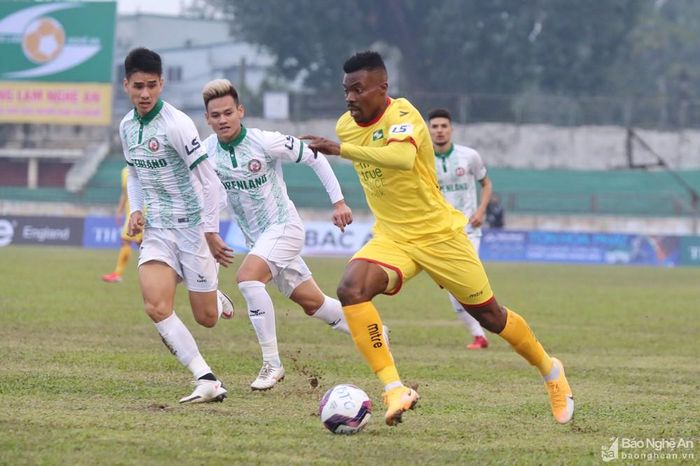 Tiền đạo Peter Samuel vẫn bùng nổ như thường lệ. Ảnh: Đức Anh