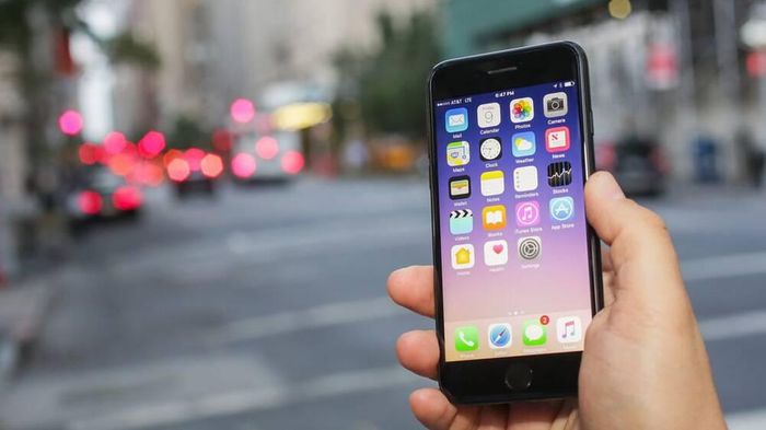 Cho tới nay, nhiều người vẫn thích TouchID vì có thể giúp người dùng mở khóa máy ngay cả trong các điều kiện môi trường khó với FaceID như trời tối. Ảnh: CNET