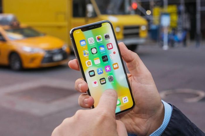 iPhone X là điện thoại đầu tiên của Apple không có nút Home và cảm biến vâb tay TouchID. Ảnh: CNET