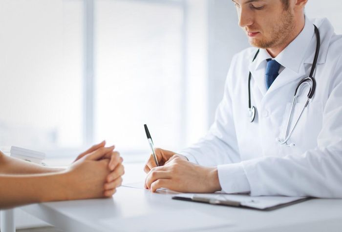 Tới bác sĩ để được thăm khám và tư vấn lựa chọn thuốc bổ mắt phù hợp với tình trạng của bản thân. (Ảnh Internet).