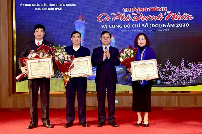 Lãnh đạo UBND tỉnh trao Bằng khen của Chủ tịch UBND tỉnh cho các tập thể. Ảnh: Thành Công.