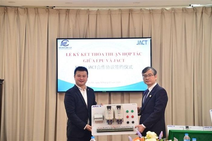 Nhân dịp này, JACT đã tài trợ 12 bộ kit thực hành máy biến tần; 2 máy biến tần JACT cho EPU.