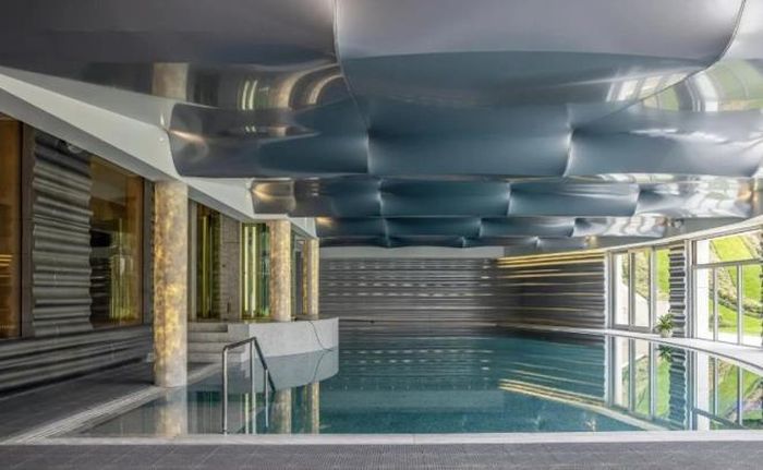 Trong nhà có bể bơi lớn nhìn thẳng ra sân vườn. (Ảnh: Homesandproperty)
